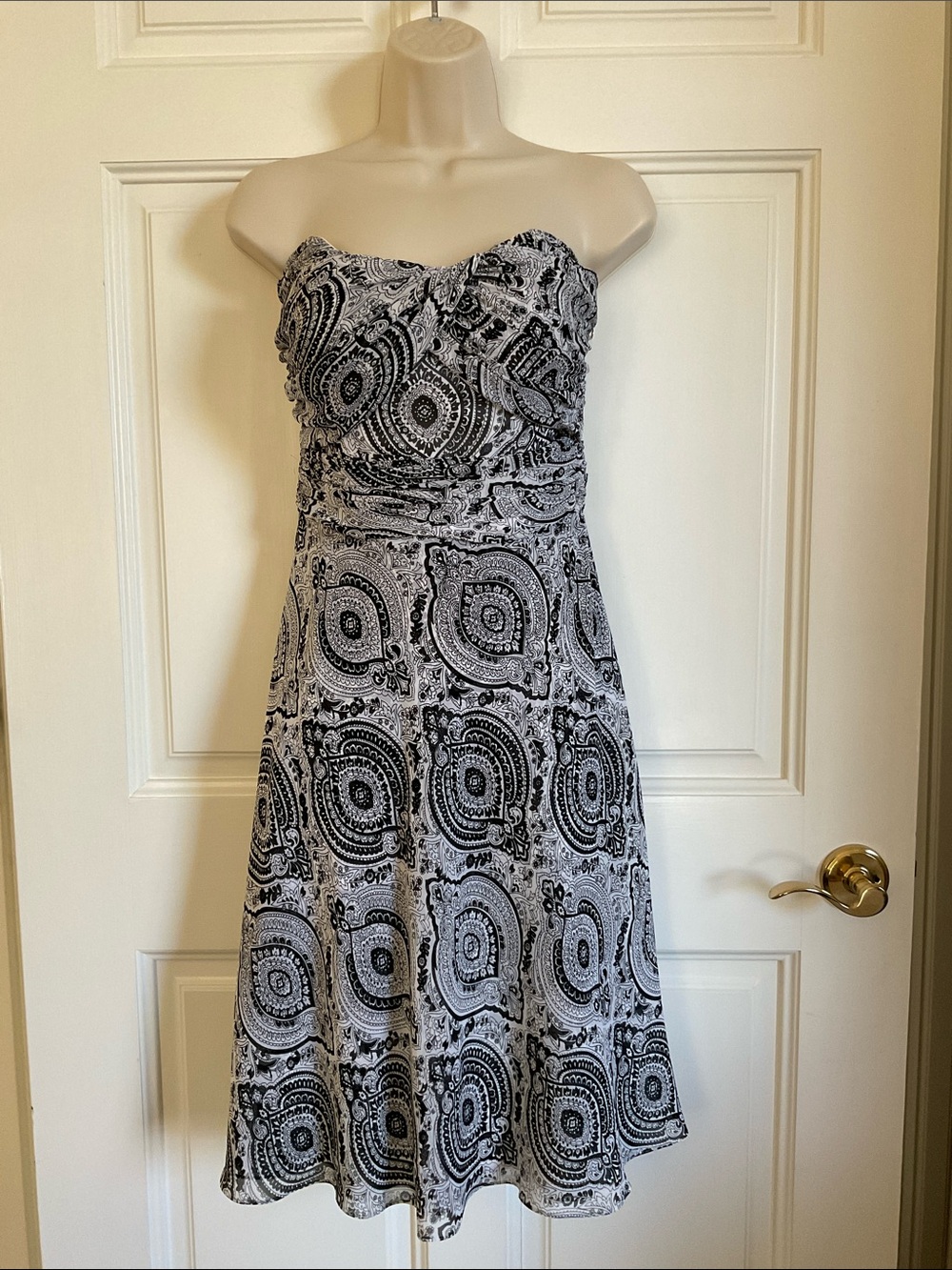Paisley black & white, summer strapless flowing chiffon dress women’s size 6.